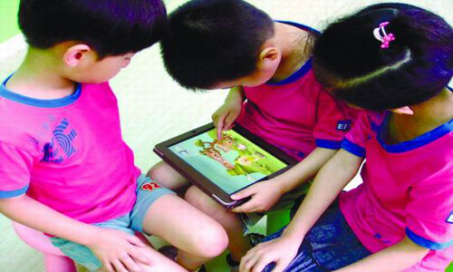 智能手机、ipads成儿童视力杀手 建议贴上丝瓜下载视频 智能手机、ipads成儿童视力杀手 建议贴上丝瓜下载视频